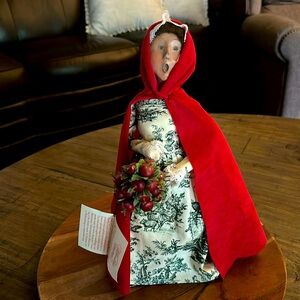 BYERS’ CHOICE LTD. WILLIAMSBURG 2002 CHRISTMAS CAROLER.